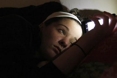 Risiko Buta Akibat Melihat Telefon Pintar Sebelum Tidur