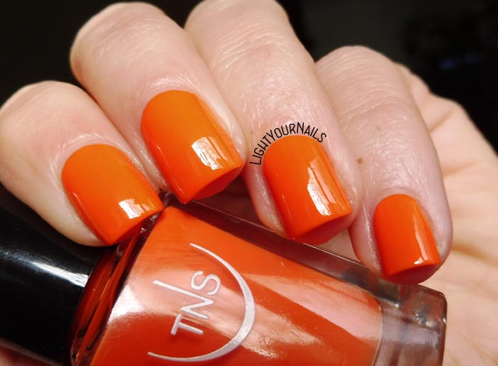 Smalto laccato arancione TNS Cosmetics Firenze 540 Eden (Lungomare) orange creme nail polish