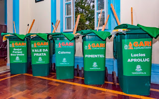 Cada gari comunitário recebeu uniforme e carrinho com vassoura, pá e ancinho para trabalhar