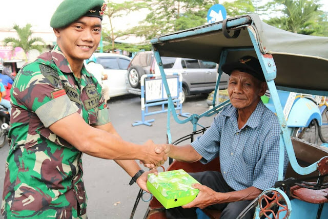 Prajurit Kostrad Berbagi Kebahagiaan dengan Dhuafa di Salatiga