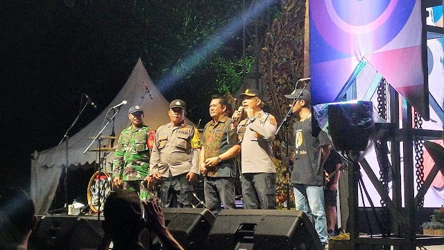 Kapolsek Kuta Selatan Pantau Penutupan HUT Desa Kutuh ke-22, Pastikan Keamanan dan Kenyamanan Masyarakat