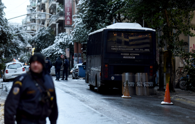 ΣΥΝΑΓΕΡΜΟΣ ΣΤΗΝ ΕΛΑΣ- ΠΥΡΟΒΟΛΗΣΑΝ ΜΕ ΚΑΛΑΣΝΙΚΟΦ ΚΑΤΑ ΑΣΤΥΝΟΜΙΚΩΝ ΤΩΝ ΜΑΤ ΕΞΩ ΑΠΟ ΤΑ ΓΡΑΦΕΙΑ ΤΟΥ ΠΑΣΟΚ- ΕΝΑΣ ΤΡΑΥΜΑΤΙΑΣ ΑΣΤΥΝΟΜΙΚΟΣ ! (BINTE