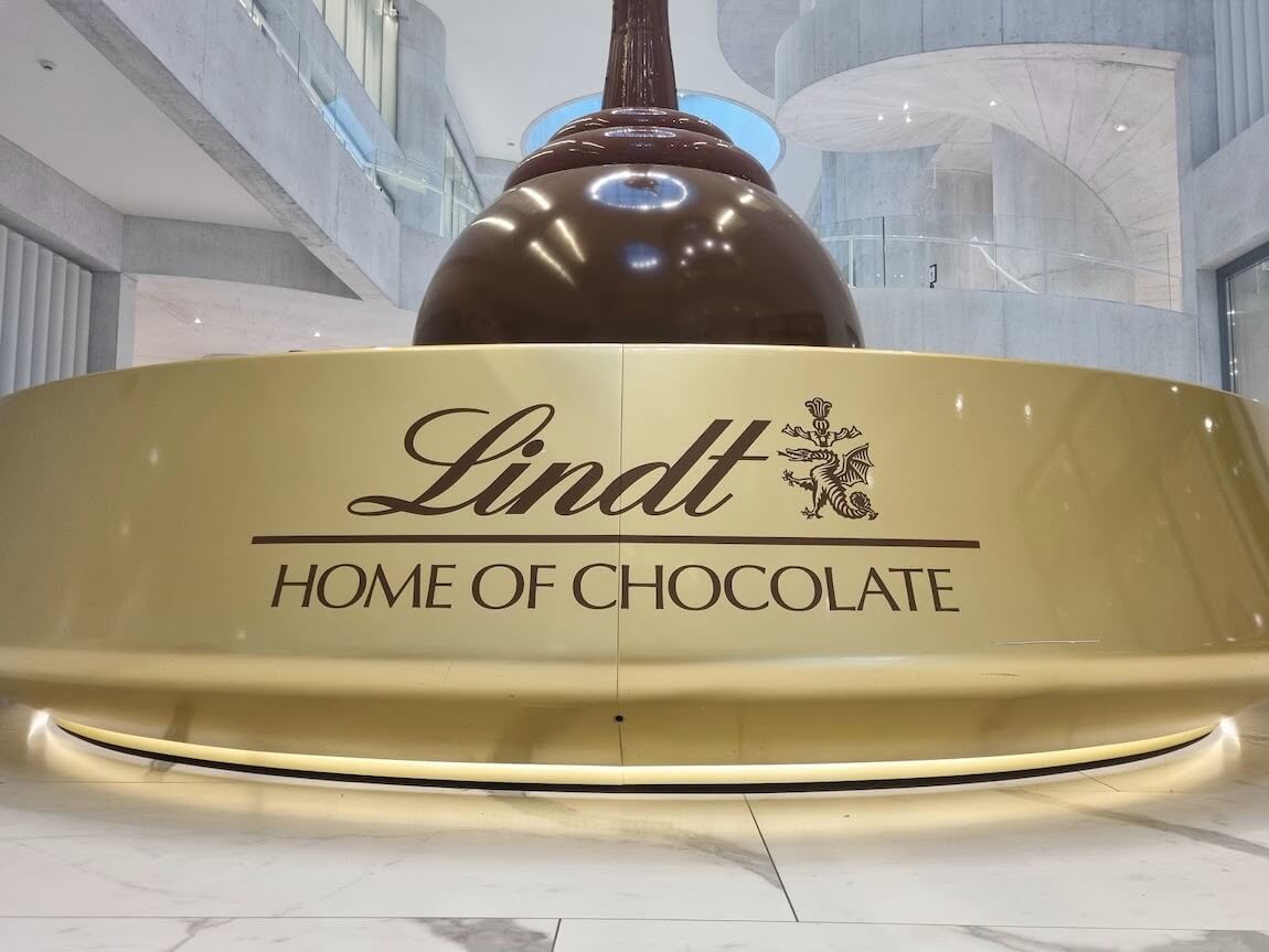 Gigantyczna fontanna czekolady w Muzeum Czekolady Lindt w Zurychu