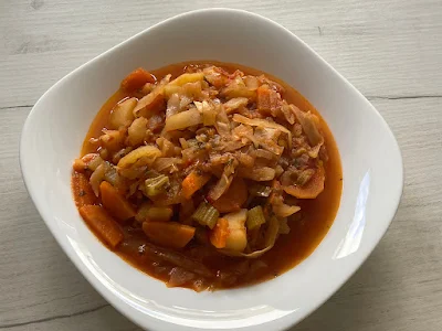 Dietetyczna zupa z kapusty i pomidorów