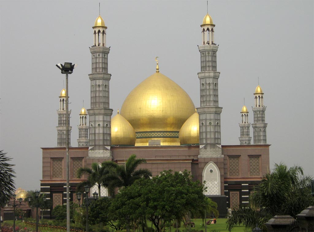 ASAL USUL Asal Usul Sejarah Masjid Kubah Emas  Depok 
