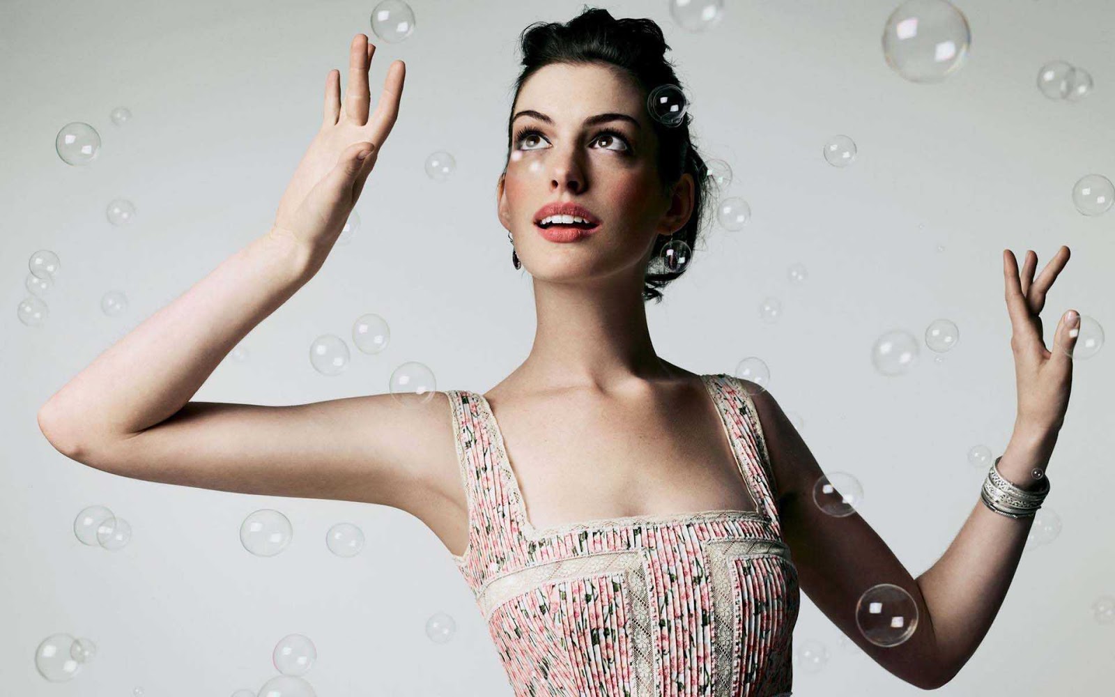 Anne Hathaway HD Images and Wallpapers - Hollywood Actress