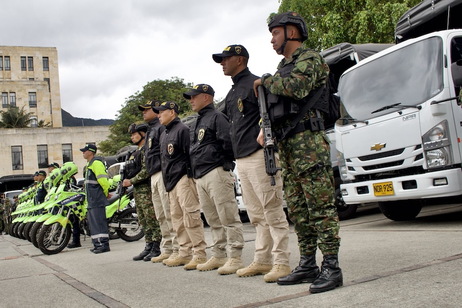 Gobierno Petro entregó 17 camiones de estacas NPR al Ejército de Colombia