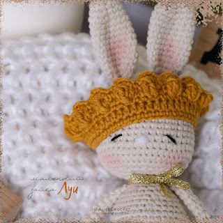 вязаная крючком мягкая игрушка из хлопка маленький заяц луи в короне crocheted cotton soft toy little hare Louis in a crown