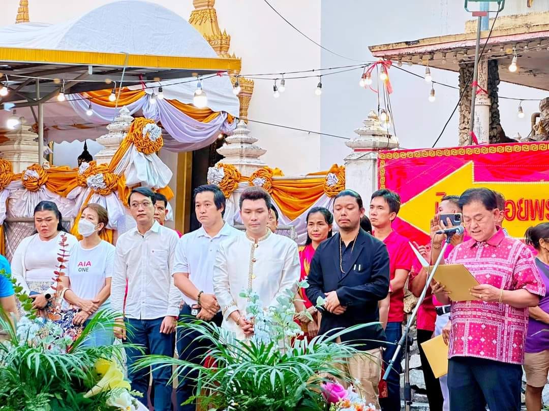 พิธีบวงสรวงสมเด็จพระเจ้าตากสินมหาราช ปิดทองพระพุทธบาทศิลาทราย ณ วัดใหญ่อินทาราม จังหวัดชลบุรี