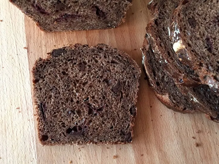 Pan de chocolate con cerezas