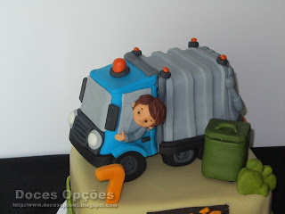 dumpster cake sugarpaste