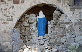 Imagem de Nossa Senhora resgatada das ruínas do cemitério de Sant'Angelo, em Amatrice. A recuperação devolveu a esperança aos habitantes em desespero