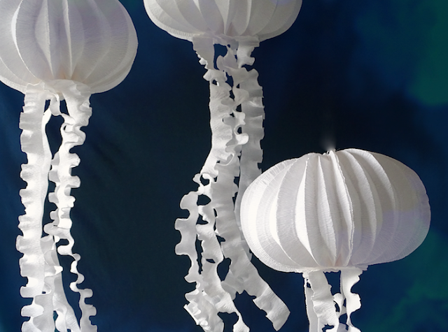 installazione di carta a tema marino: meduse luminescenti