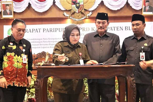 Momen penting penandatanganan Nota Kesepakatan Rancangan Perubahan KUA-PPAS APBD Kabupaten Blora Tahun Anggaran 2024 lan Rancangan KUA-PPAS APBD Kabupaten Blora Tahun Anggaran 2025