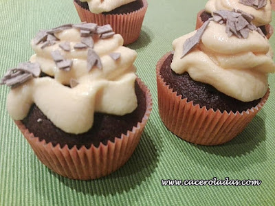 Cupcakes de chocolate con frosting de plátano