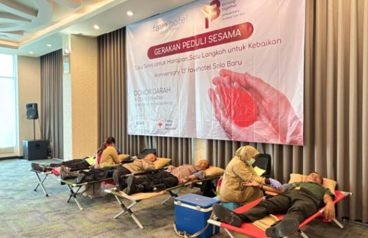 Prajurit Kodim 0726/Sukoharjo Berpartisipasi dalam Donor Darah HUT Fave Hotel Solo Baru