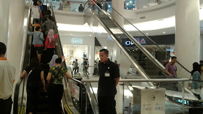 Petugas Keamanan Yang Slalu Siaga Di Mall Mewah Ini
