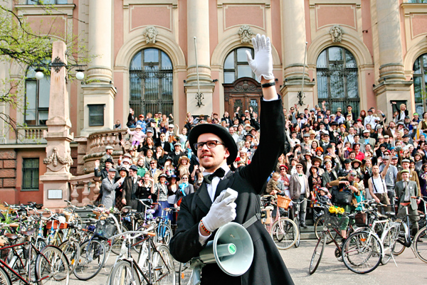 cycling in rīga, bikes in rīga, rīga, ērenpreiss bycicles, capital r, 2012, tweed run, tvīda brauciens