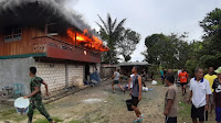 Prajurit Satgas Yonif 126/KC Bantu Warga Padamkan Rumah Terbakar