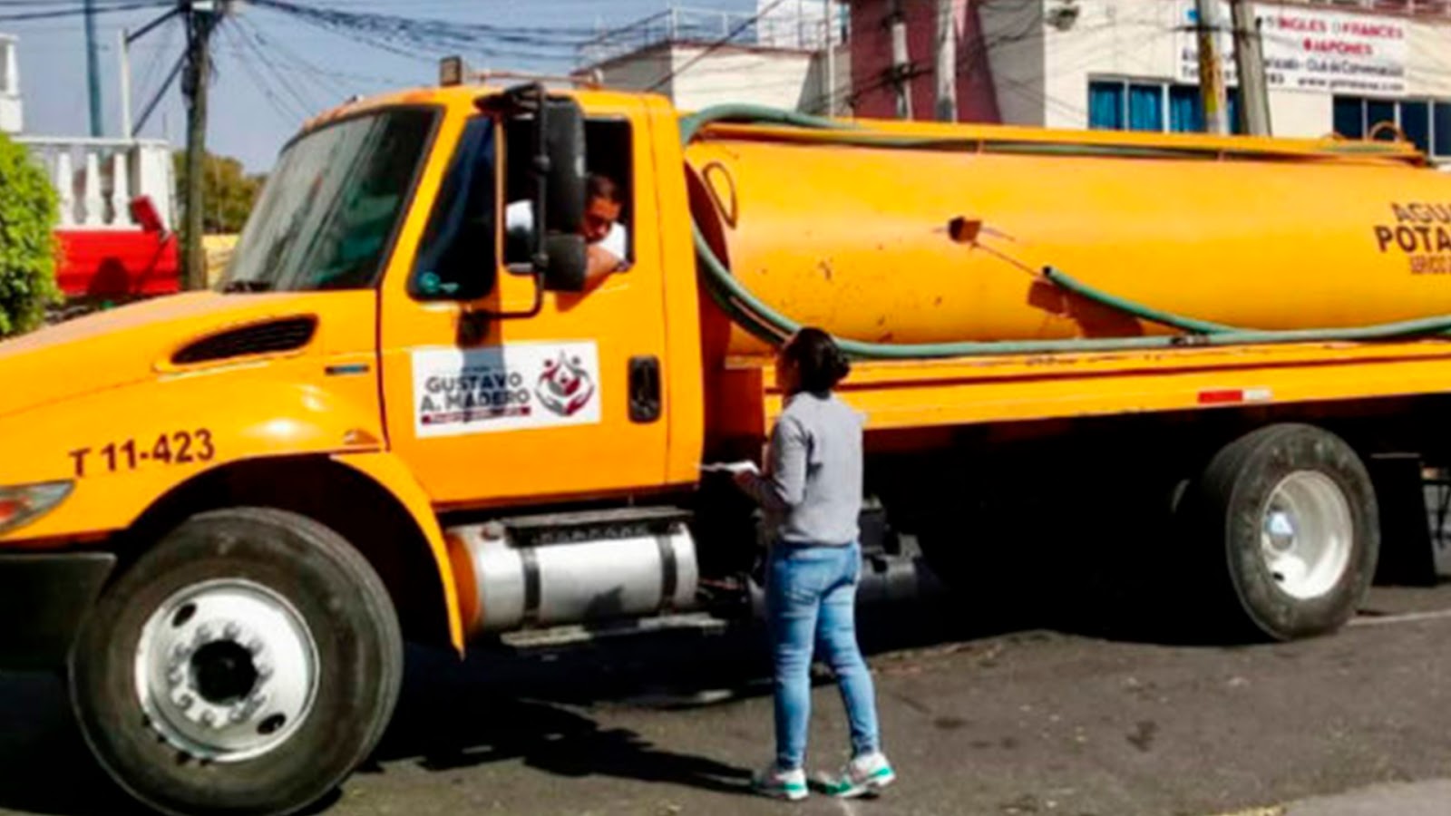 Envían pipas para abastecer agua en colonias afectadas en la GAM por corte