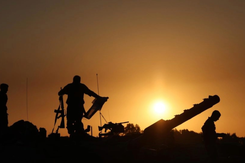 Soldados israelenses perto da fronteira de Gaza, no sul de Israel | Foto: EFE/EPA/ABIR SULTAN