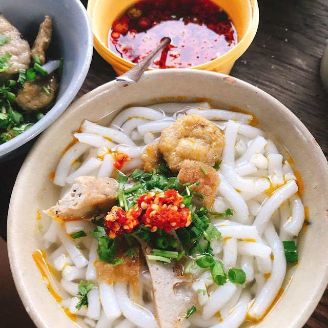 Đến Phan Thiết mà bỏ qua tô bánh canh thơm trong nước dùng, với những miếng chả cá thơm lựng, tươi dai thì thật thiết sót. Món này được ăn nhiều vào buổi sáng và chiều tối, giá 20.000 đồng một tô. Bạn có thể dễ dàng tìm thấy món này ở khắp nơi, tham khảo một vài địa điểm như quán Bà Lý số 556 Trần Hưng Đạo,  ngã tư Cao Thắng - Thủ Khoa Huân, bánh canh cô Yến trên đường Thủ Khoa Huân gần nhà thờ Thanh Hải. Các hàng bán bánh canh thường có thêm bánh mì trứng, xíu mại và chả cá