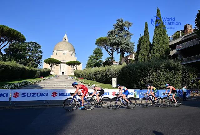 Atletas durante a etapa de Roma da Copa do Mundo de Triatlo