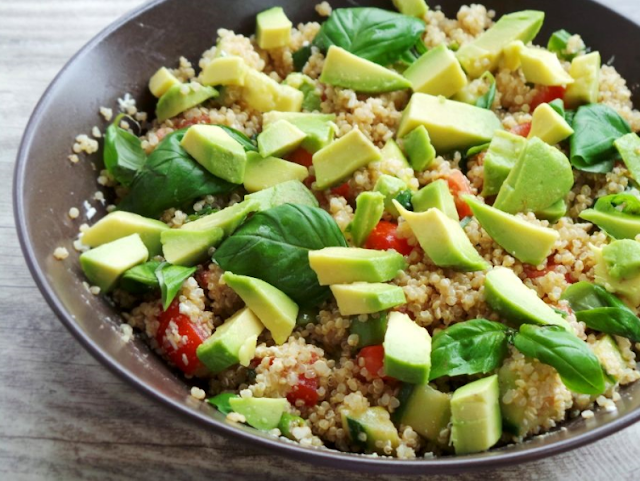 Salata vegana de quinoa cu avocado, perfecta pentru vara