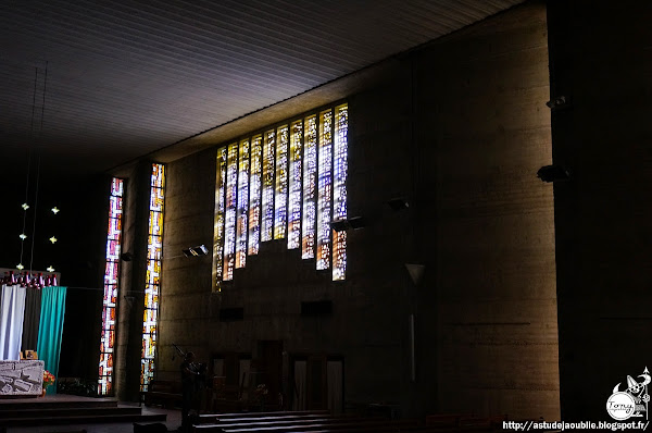 Saint-Nazaire - Eglise Sainte-Anne  Architecte: Henri Demur  Vitraux: Serge Rezvan  Fresques mosaïque: Paul Colin (exécution Atelier J. Barillet)  L’autel: Maxime Adam Tessier  Construction: 1956 - 1957  Le tabernacle: François-Victor Hugo  Christ en croix: Albert Shilling 