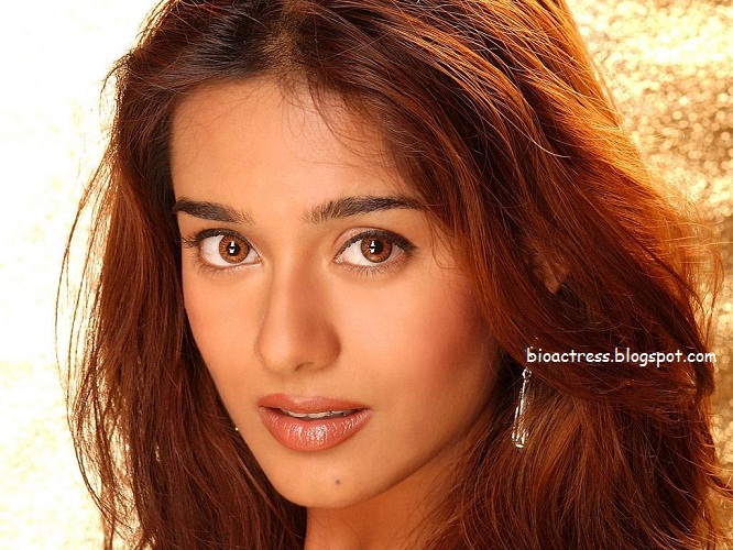 Bollywood acress Amrita Rao hot and sexy exposing