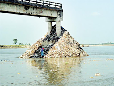 জামালপুর পৌর শহরের বর্জ্য ফেলে ব্রহ্মপুত্রের সর্বনাশ