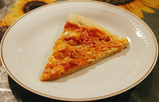 trancio di pizza margherita preparato in casa. Piatto unico della tradizione napoletana, copiato ed apprezzato in tutto il mondo. 