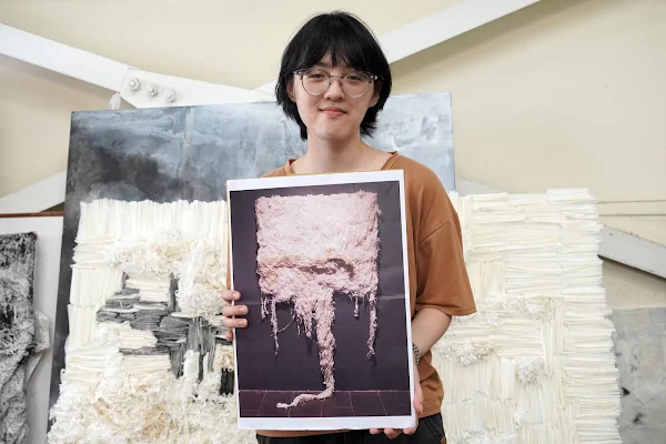 ▲大葉大學造藝系大三生鄧宇琇嘗試用宣紙碎紙創作了一系列作品。（記者林明佑翻攝）