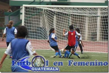 nimsy buscando anotar en el arco equipo A