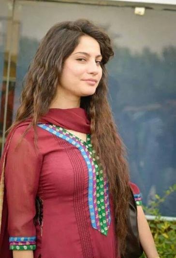 Neelam Muneer adalah seorang pelakon Pakistan dan model yang cantik