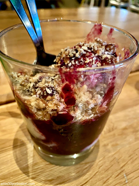 Blueberry Crumble Sundae en True Food Kitchen