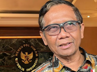 Jokowi Tunjuk Mahfud MD sebagai Plt Menkominfo