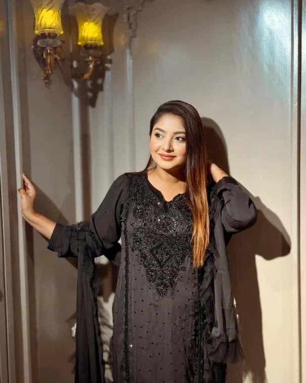 এই ঈদে একটু কালোতে নিজেকে জড়িয়েছেন অন্তরা