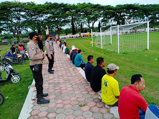 Polsek Sanankulon Laksanakan Pengamanan Pertandingan Sepak Bola Di Lapangan Bhirawa Desa Kalipucung