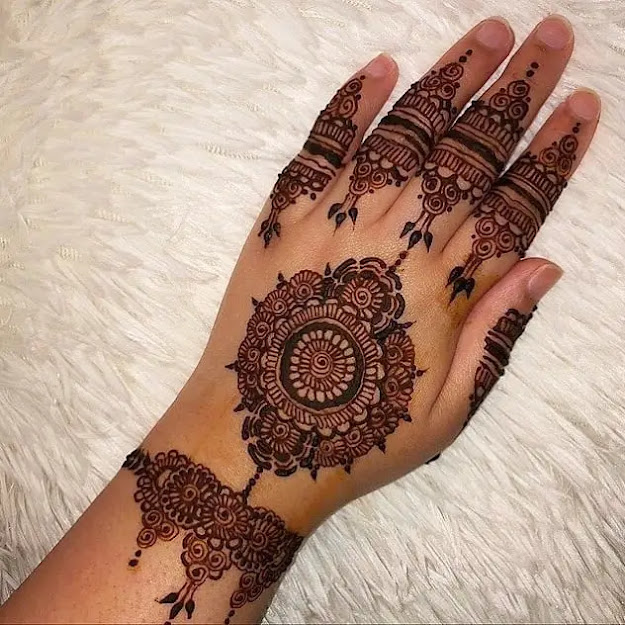 Circle-with-flowers-henna-design