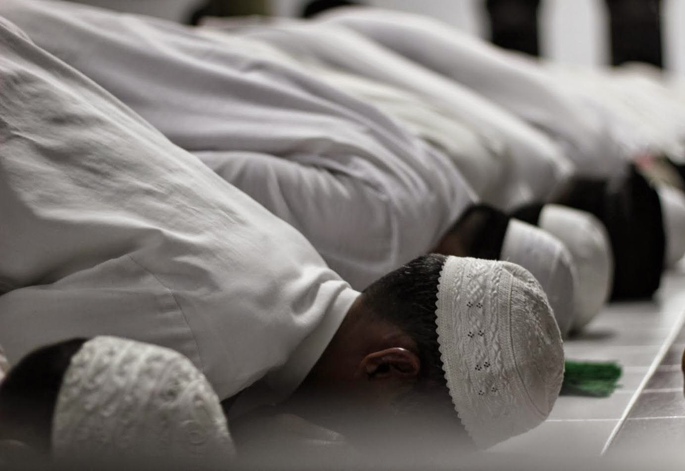 Wasiat Rasulullah saw: Memperbanyak Sujud Mengantarkan 