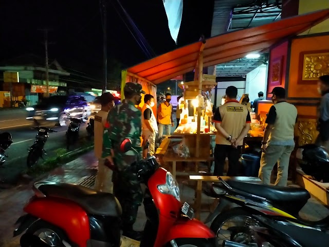 Aparat Gabungan Sukoharjo Ingatkan warga patuhi batas operasional malam selama PPKM Darurat