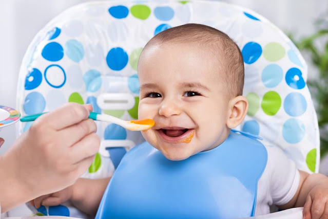 Bebe comiendo