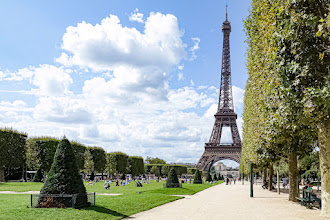 Paris : Champ de Mars, l'un des plus grands jardins parisiens, un écrin pour la Tour Eiffel - VIIème