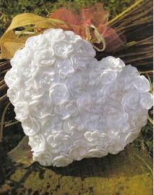Симпатичная белая подушечка с цветочным мотивом