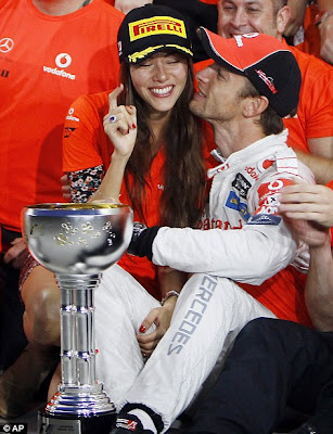  embraces girlfriend Jessica Michibata after winning Japanese Grand Prix