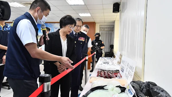 ▲彰化縣警察局在警察節前夕連傳破案佳績，縣長王惠美特別前往警察局頒發獎勵金予破案有功人員，慰勉辦案員警的辛勞。（記者林明佑翻攝）