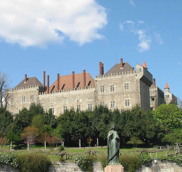 Paço dos Duques de Bragança, na mesma municipalidade do castelo medieval