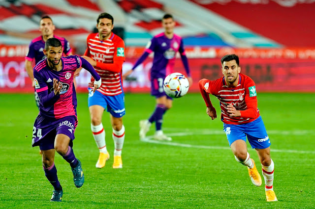 Joaquín y Fede Vico persiguen una pelota. GRANADA C. F. 1 REAL VALLADOLID C. F. 3. 22/11/2020. Campeonato de Liga de 1ª División, jornada 10. Granada, estadio Nuevo Los Cármenes.