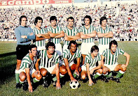 REAL BETIS BALOMPIÉ - Sevilla, España - Temporada 1975-76 - Esnaola, Bizcocho, Biosca, Sabaté, Cuiñas y López; Benítez, Alabanda, Mendieta, Cardeñosa y Anzarda - REAL BETIS BALOMPIÉ 1 (Mendieta), SPORTING DE GIJÓN 0 - 19/10/1975 - Liga de 1ª División, jornada 6 - Sevilla, estadio Benito Villamarín